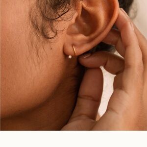 Elegant Gold Stud Earrings- 18k